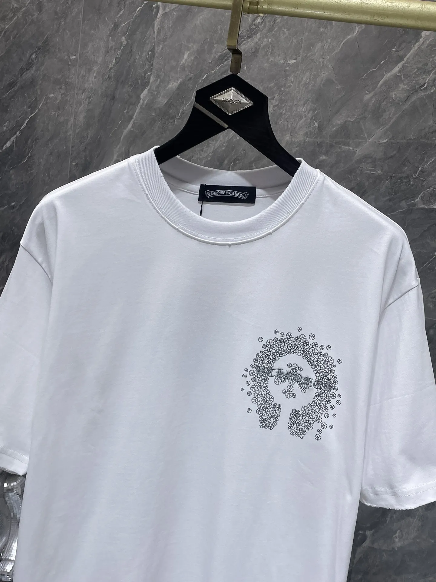 P180 New for summer Chrome Hearts 25ss frayed version, high weight, environmentally friendly, high-quality top-grade fabric, 280g Cromat hoof Sanskrit cross embroidery, hand-painted short sleeves, vacuum embroidery method! Heavy embroidery! ! ! Tens of thousands of needles! ! Counter synchronization 1:1 replica version Recommended colors: black white gray code size: S, M, L, XL